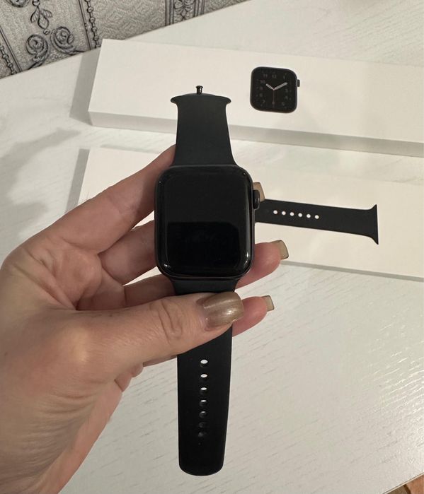 Продам Смарт-часы Apple Watch SE 44 мм