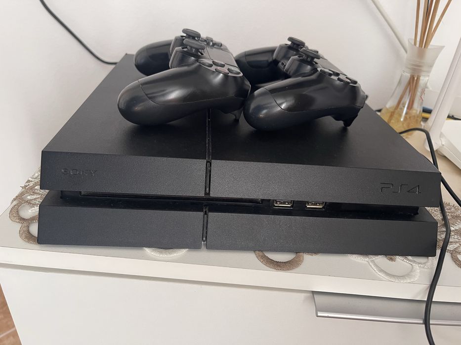 Vand playstation 4 de 500 gb.