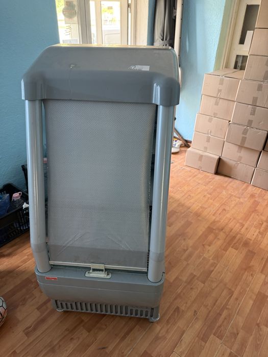 2 Vitrine frigorifice si un panou „A“ pentru reclama