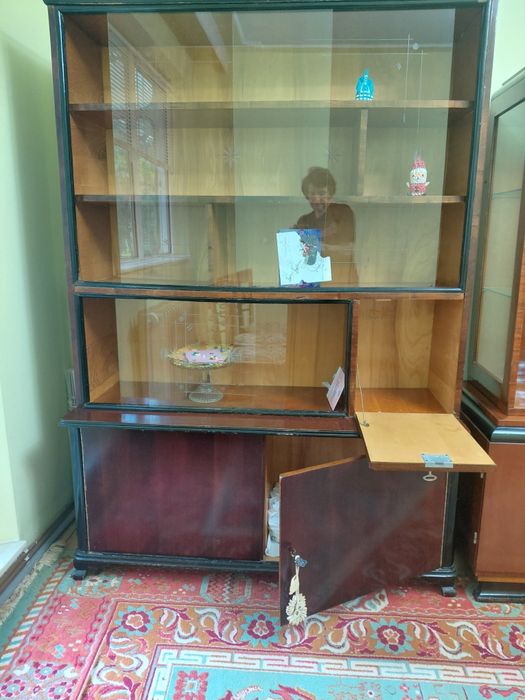 Biblioteca retro în stare bună cu dulap inferior si vitrina cu rafturi