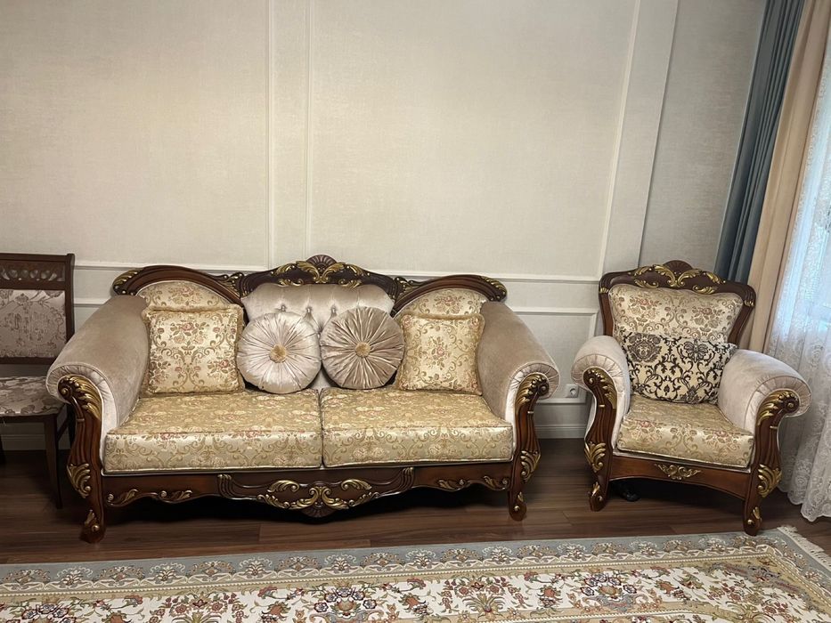 Продам диван и двумя креслами