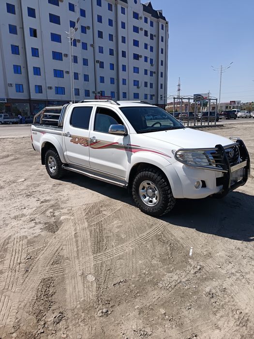 TOYOTA HILUX 2013 йил сотилади.