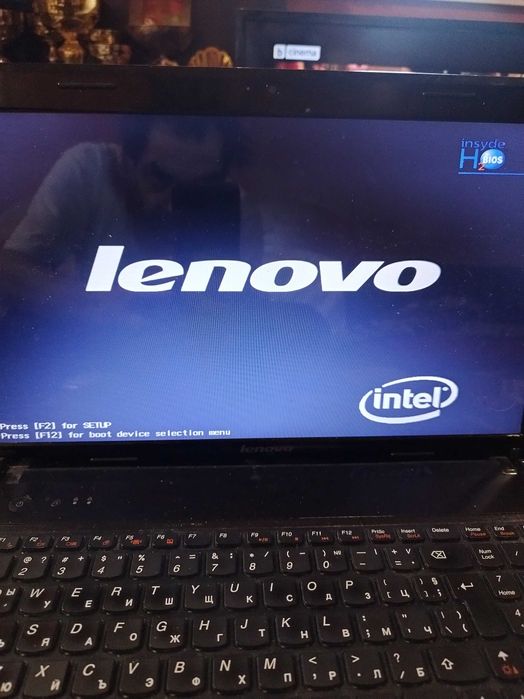 Продава се Lenovo G570 Intel insaid Dual core 1.50ghz.700Hdd Windows 10 Може и на части