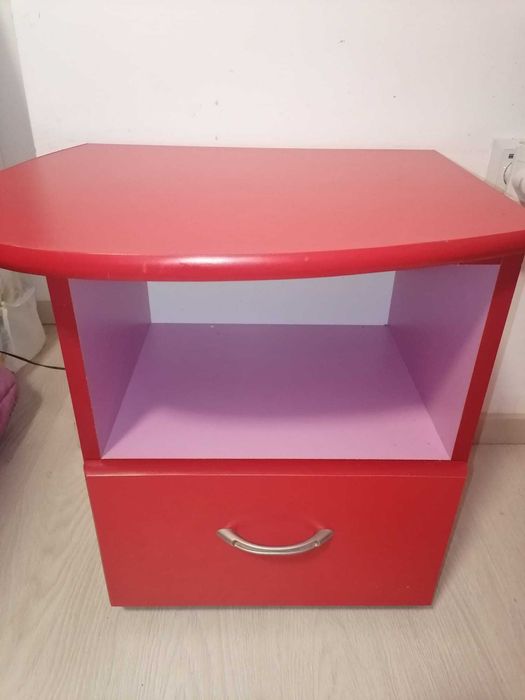 Mobila de lemn rosie/roz