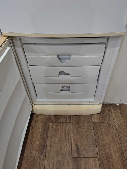 холодильник двухсекционный