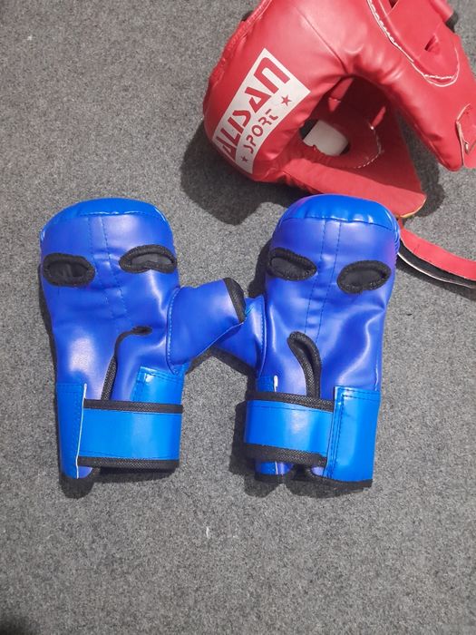 Продаются Шлем и перчатки