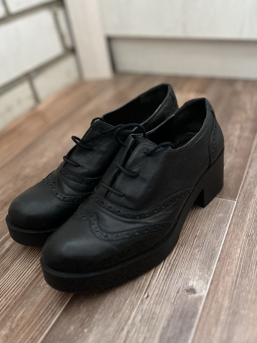 Продаю женские ботинки