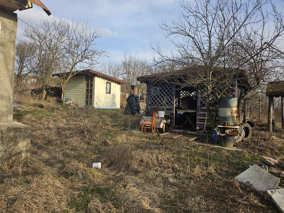 Casa la rosu intrare Schitu Duca