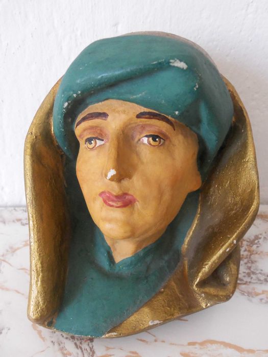 Сувенирни глави от двореца Вавел, Полша.Ръчно бродирана, апликирана рамка.Пирографирани кутии за цигари, сувенирни свещи кутии за цигари.Гипсов