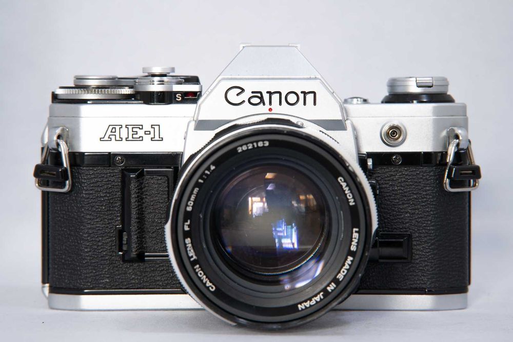 Kit aparat film Canon AE-1 cu Canon 50 1.4 FL