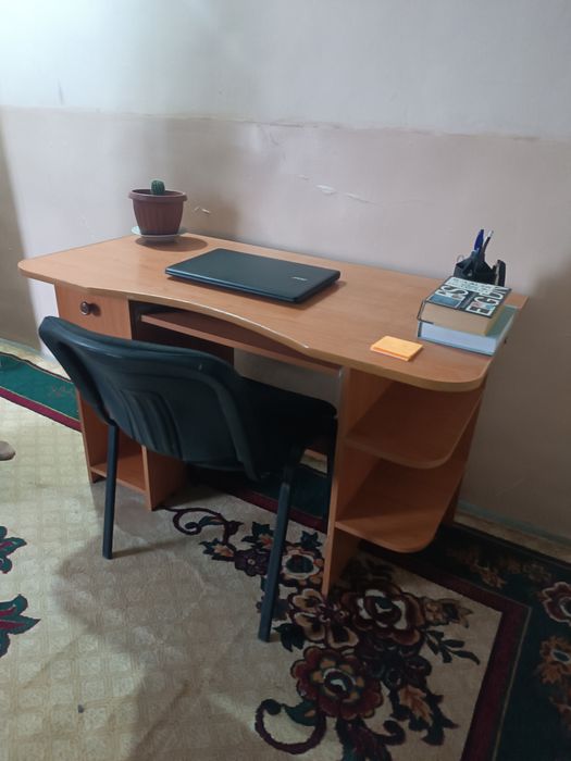 Рабочий стол, стул для дома