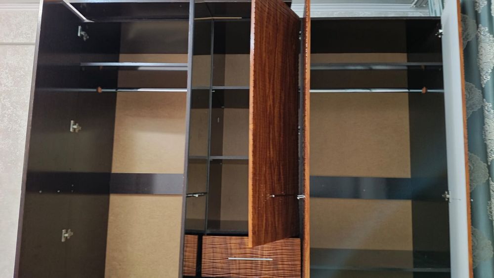 Продам большой шкаф