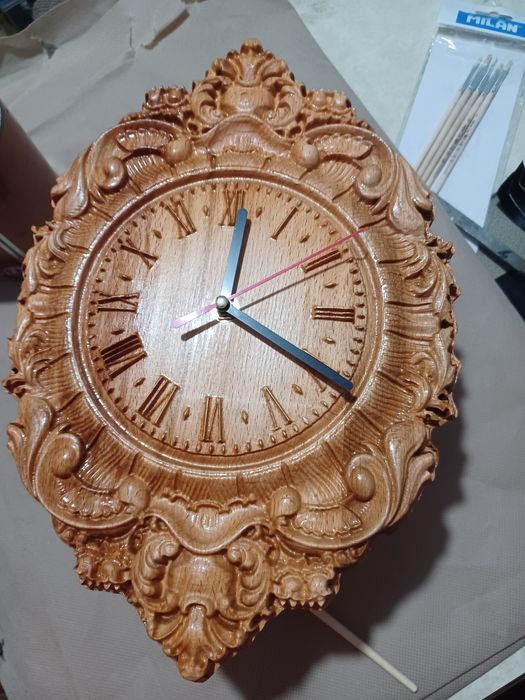 Ceas sculptat din lemn masiv