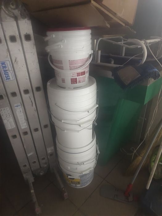 Пустые ведро от майонез