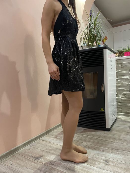 Черна къса рокля с пайети