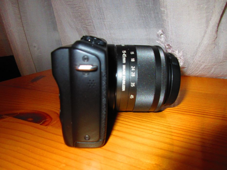 Продавам фотоапарат Canon EOS M200 + 16gb SD карта
