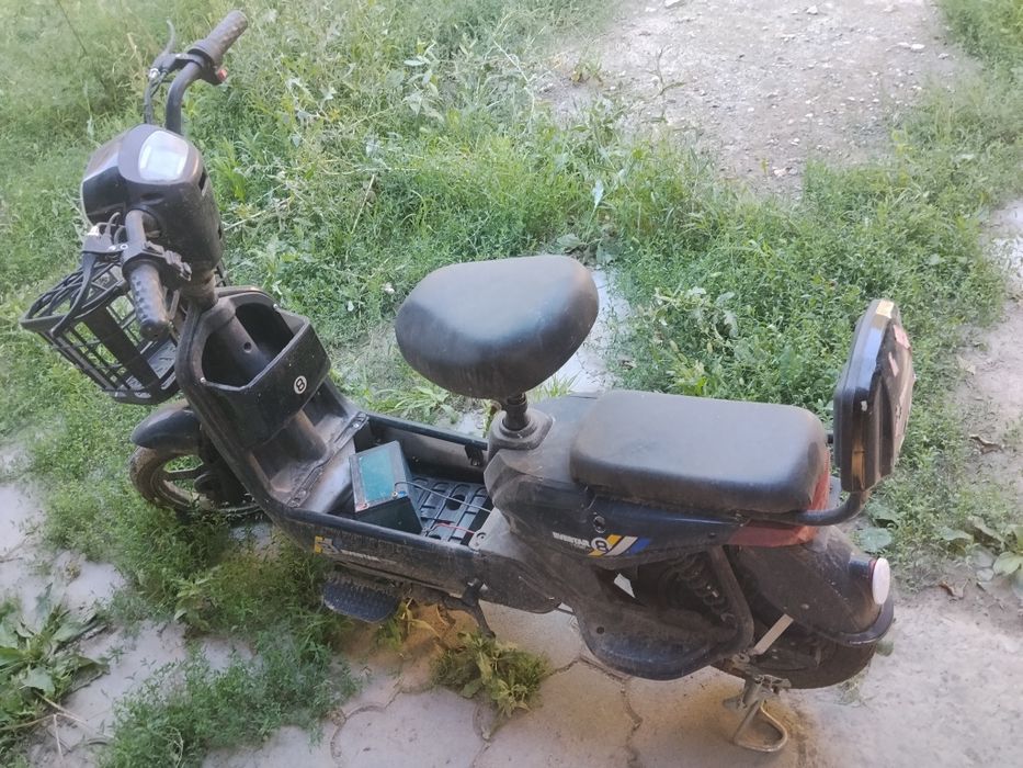 продам два электроскутера и велосипед.