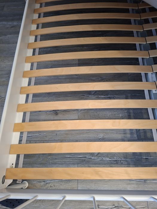 Vând pat IKEA LEIRVIK, dimensiune 160x200 cm, cu somiera , saltea  si doua masute