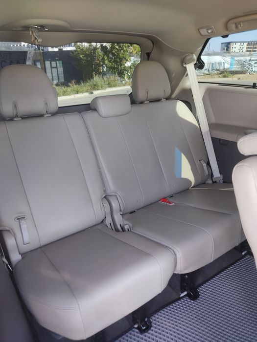 Тойота Сиенна XLE 2013