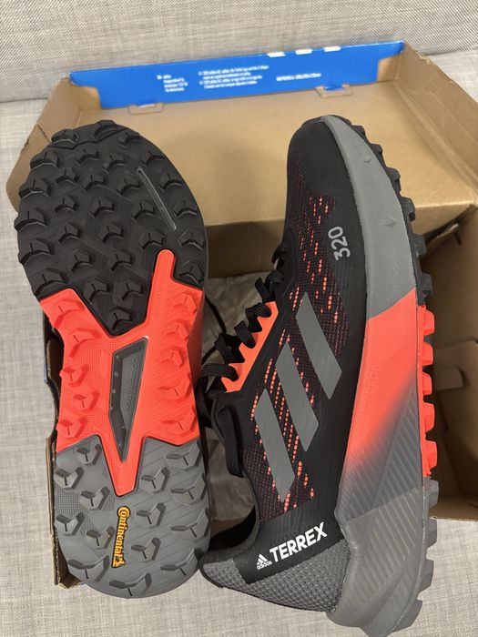 Adidas Terrex, noi, cu etichetă