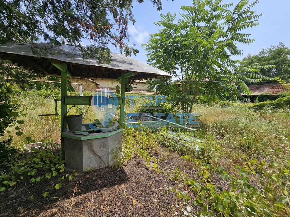 Тухлена здрава къща с кладенец в село Долна Липница