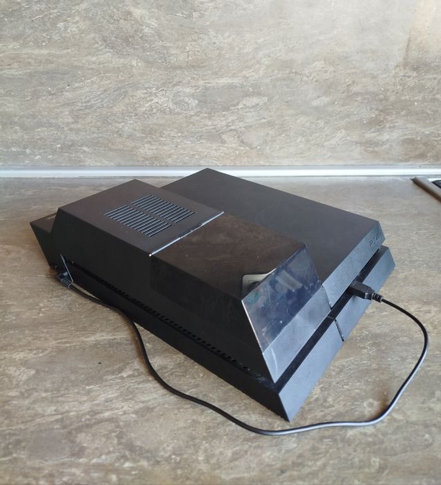 Playstation4 1TB + 8 игри + много стойки