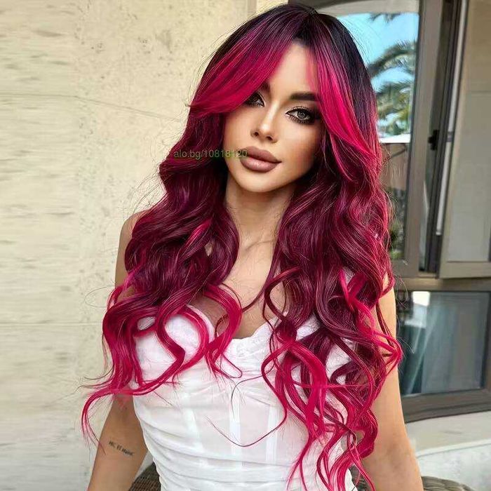 Омбре чуплива перука с ефектно преливане от черно към розови краища