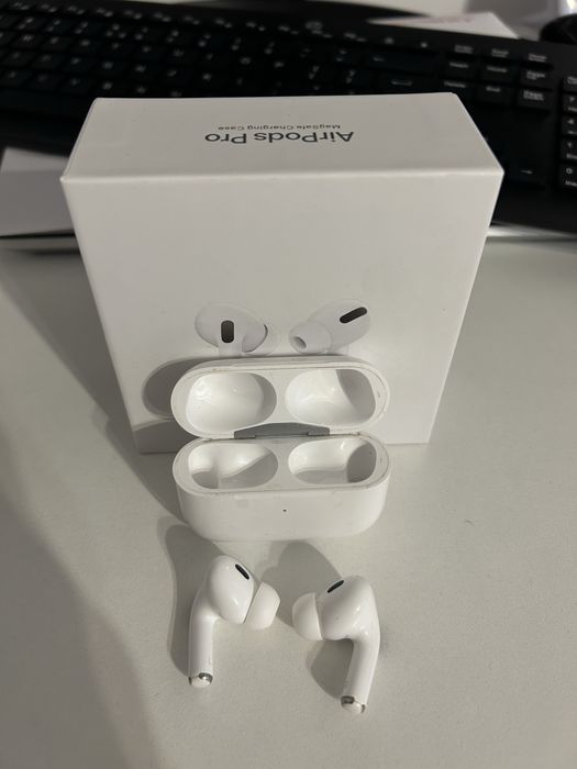 Căști wireless tip in-ear cu încărcare în carcasă
