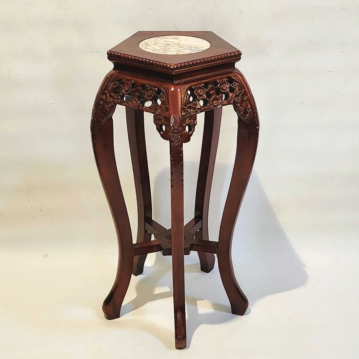 Поставка за цветя с мраморен плот и дърворезба/тъмна