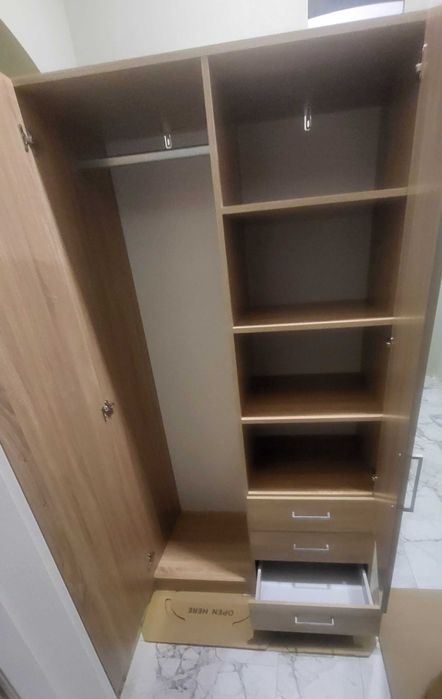 Малък гардероб с чекмеджета.