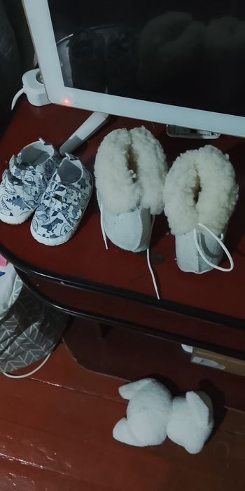 Отдам новорожденные вещи обувь погремушки