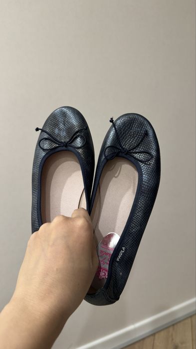 Продам обувь для девочки с 36 размером . Срочно новые