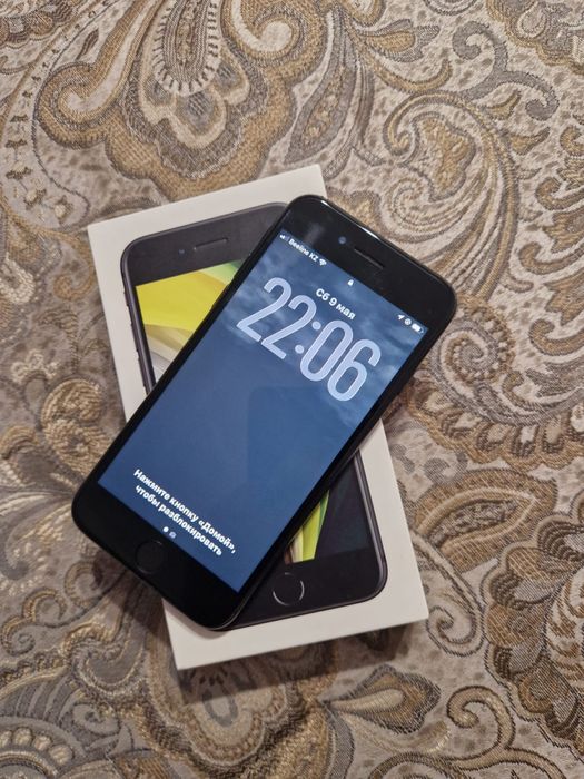 Продаю айфон се 2020
