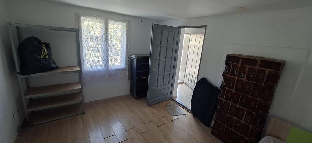 Casa micuta de inchiriat, cu curte mare, primim si cu animale de companie fara probleme.