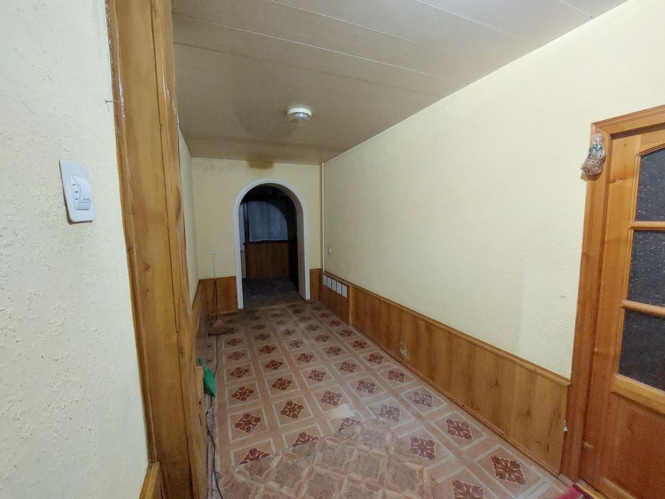 Продается квартира 4/1/4 в центре Кибрая.