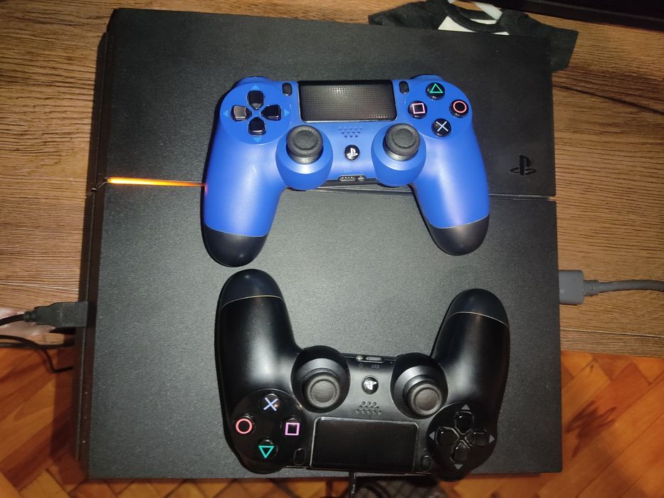 Play Station 4 +Два Джойстика и 6 ИГРИ !