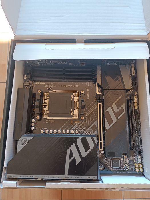 Vând placa baza am5 gigabyte b840 aorus
