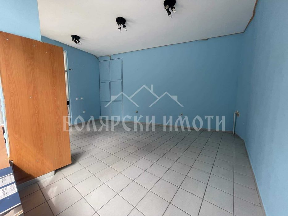 Дава се под наем Магазин в Велико Търново, Център - 32 кв.м за 484.5 € - Снимка #2