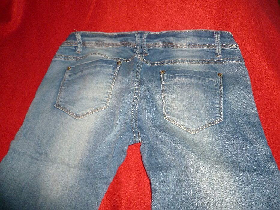 XL страхотни дънки с капси и черепи