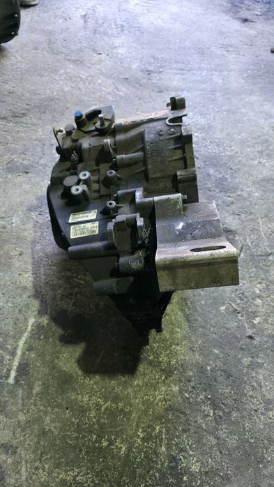 Скоростна кутия за Volvo V70 2.4 D5 / Волво В70 2005г.