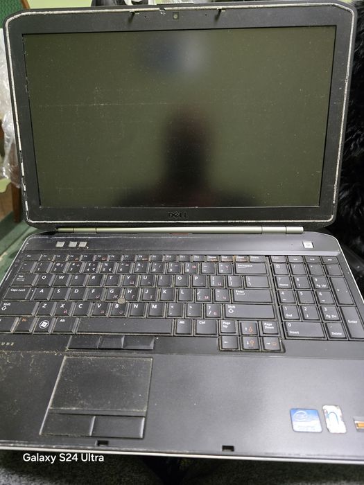 Продавам два лаптопа Asus и един DELL