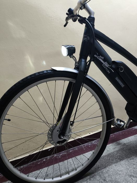Bicicletă asistată electric cu încărcător și chei