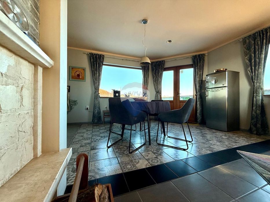 Самостоятелна къща с три спални, двор и камина за продажба, Балчик, Я