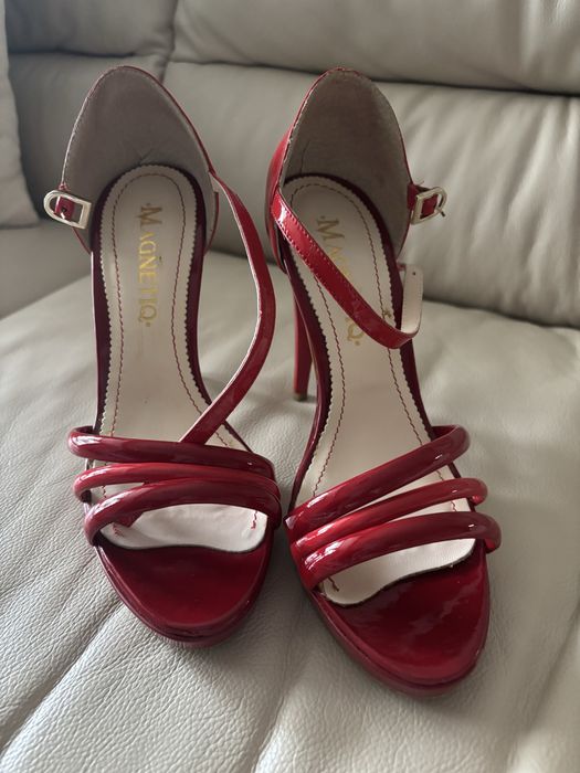 Sandale rosii, Magnetiq