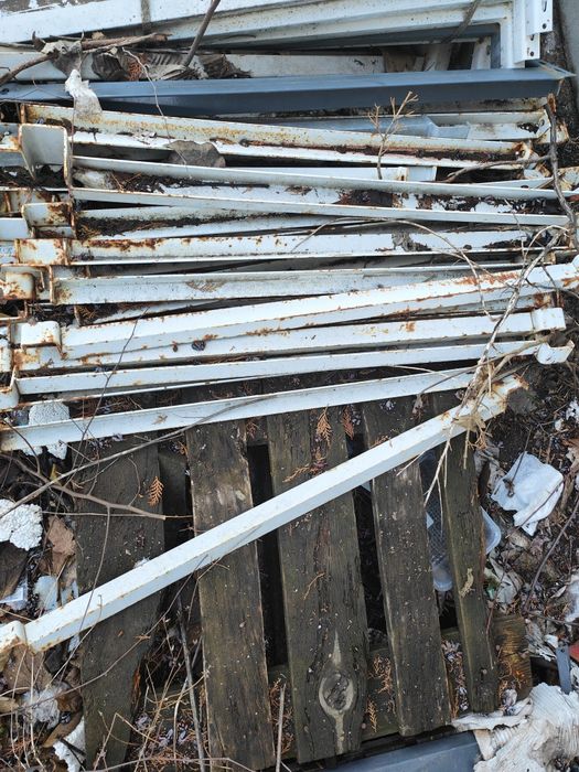 Vând traverse din fier stalpi