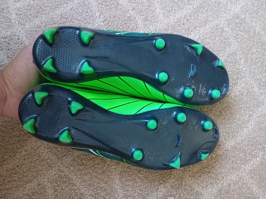 Vând ghete Umbro Velocita