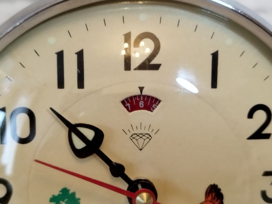 Ceasul copilăriei Găinușa cu puii care ciuguleste