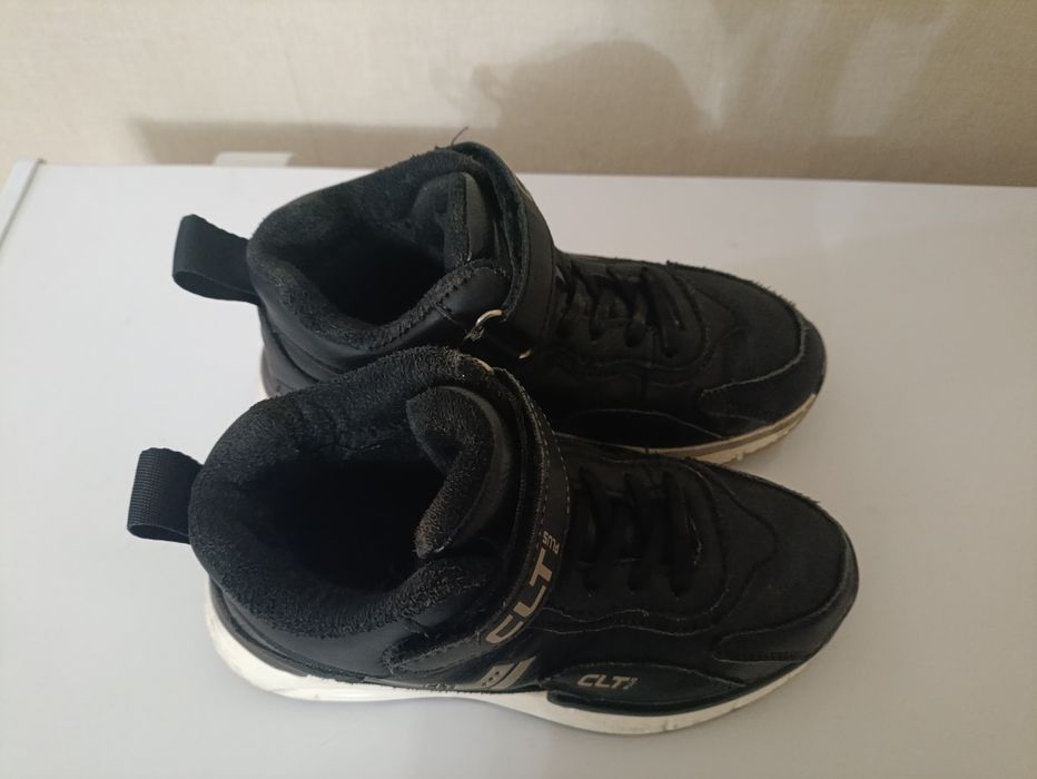 Продам детские кроссовки