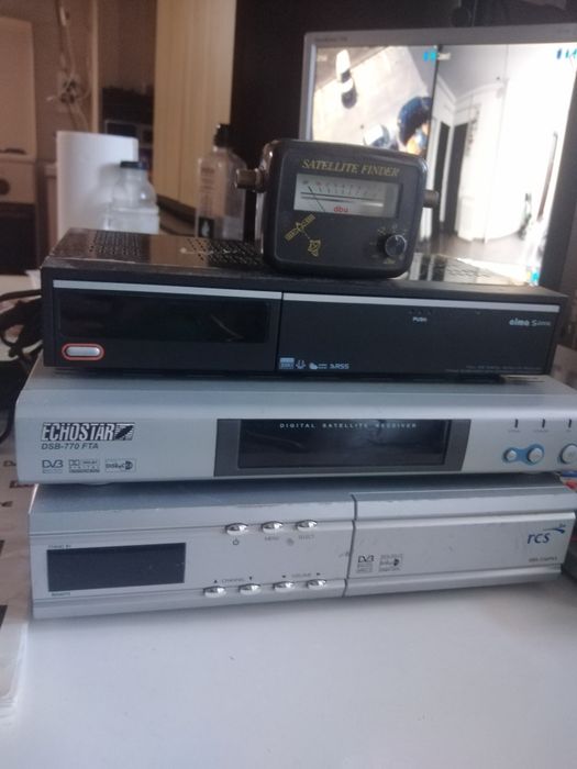 Vând trei receptoare satelit cu telecomenzile respective.
