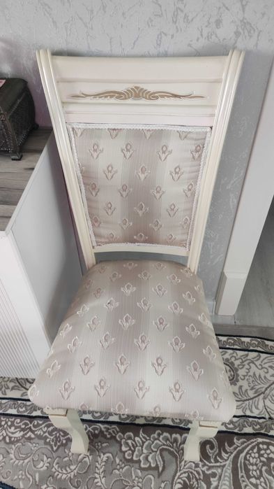 Продается стол и стулья